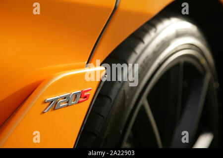 Vorderrad und Abzeichen von McLaren 720S Sportwagen. Stockfoto