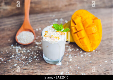 Hausgemachte Joghurt mit frischen Mango Slices Stockfoto