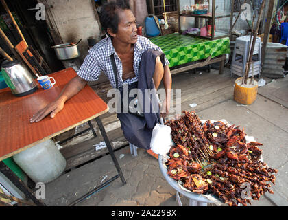 Die burmesische vorbereitet und verkauft traditionelles Essen auf der Straße von Yangon. Stockfoto