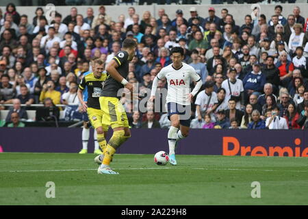 Sohn Heung-Min von Tottenham Hotspur auf der Kugel während der Premier League Match zwischen den Tottenham Hotspur und Southampton an der Tottenham Hotspur Stadion, London am Samstag, den 28. September 2019. (Foto: Simon Newbury | MI Nachrichten & Sport Ltd) © MI Nachrichten & Sport Ltd Tel.: +44 7752 571576 e-mail: markf@mediaimage.co.uk Adresse: 1 Victoria Grove, Stockton on Tees, TS 19 7 EL Stockfoto