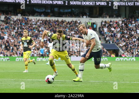 Jan Bednarek von Southampton bekommt das bessere von Harry Kane von Tottenham Hotspur beim Premier League Spiel zwischen den Tottenham Hotspur und Southampton an der Tottenham Hotspur Stadion, London am Samstag, den 28. September 2019. (Foto: Simon Newbury | MI Nachrichten & Sport Ltd) © MI Nachrichten & Sport Ltd Tel.: +44 7752 571576 e-mail: markf@mediaimage.co.uk Adresse: 1 Victoria Grove, Stockton on Tees, TS 19 7 EL Stockfoto