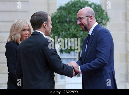 Paris, Frankreich. 30 Sep, 2019. Der französische Präsident Emmanuel Längestrich (L), und seiner Frau Brigitte Längestrich flankiert, grüßt der belgische Premierminister Charles Michel, wie er im Elysee-palast in Paris am Montag ankommt, 30. September 2019. Besuchen Staats- und Regierungschefs der an einem Mittagessen mit Längestrich hosted folgenden eine Gedenkfeier zu Ehren des ehemaligen französischen Präsidenten Jacques Chirac, der am 26. September im Alter von 86 Jahren gestorben. Foto von David Silpa/UPI Quelle: UPI/Alamy leben Nachrichten Stockfoto