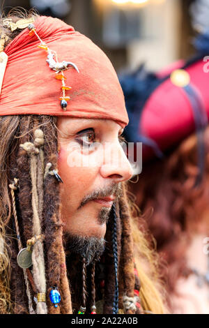 Piraten Tag in Hastings, Großbritannien. In der Nähe von Seite des Gesicht eines jungen Mannes, der sich verkleidet als Captain Jack Sparrow aus "Fluch der Karibik" Film. Stockfoto