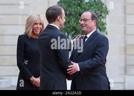 Paris, Frankreich. 30 Sep, 2019. Der französische Präsident Emmanuel Längestrich (L), und seiner Frau Brigitte Längestrich flankiert, grüßt der ehemalige französische Präsident François Hollande, wie er im Elysee-palast in Paris am Montag ankommt, 30. September 2019. Besuchen Staats- und Regierungschefs der an einem Mittagessen mit Längestrich hosted folgenden eine Gedenkfeier zu Ehren des ehemaligen französischen Präsidenten Jacques Chirac, der am 26. September im Alter von 86 Jahren gestorben. Foto von David Silpa/UPI Quelle: UPI/Alamy leben Nachrichten Stockfoto