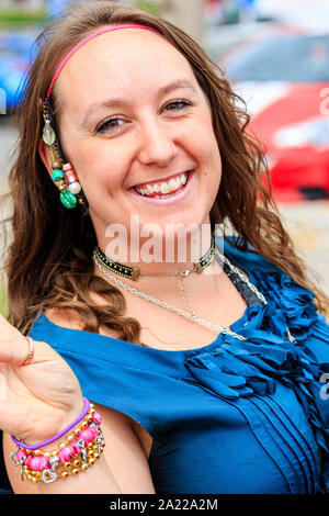 Piraten Tag in Hastings, Großbritannien. In der Nähe der hübschen Kaukasischen junge Frau, verkleidet als Pirat und lächelnd auf Viewer. Trägt blaues Kleid. Stockfoto