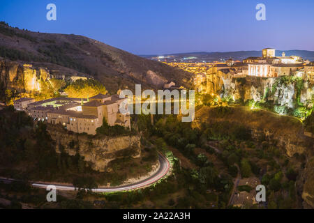 Cuenca, Spanien - 24 August, 2019 - Casas Colgadas (Hängende Häuser) in der Abenddämmerung, UNESCO-Weltkulturerbe. Stockfoto