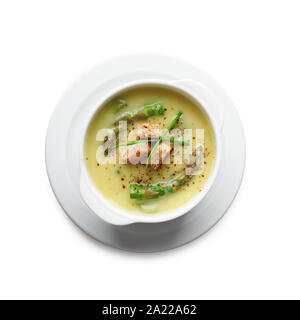 Grüner Spargel Suppe in weiße Schüssel isoliert. Essen Fotografie Stockfoto