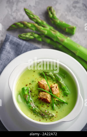 Grüner Spargel Suppe in weiße Schüssel Nahaufnahme. Essen Fotografie Stockfoto