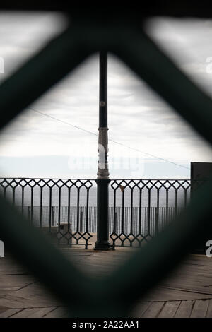 Ocean View durch die Tore der Stadt auf Madeira Stockfoto