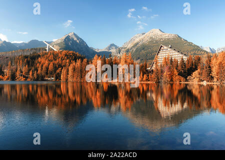 Bergsee Strbske Pleso (strbske See) im Herbst. Hohe Tatra, Slowakei Stockfoto