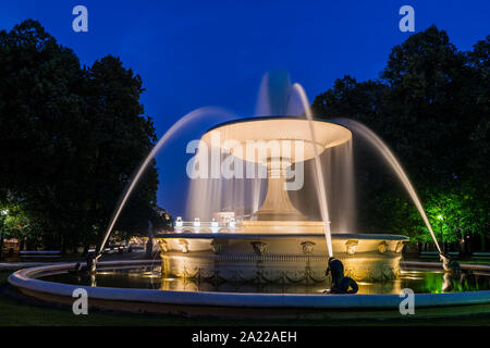 Brunnen bei Nacht beleuchtet in der Sächsischen Garten in Warschau, Polen. Denkmal von 1855 im Park aus dem 17. Jahrhundert im Zentrum der Stadt, in der Öffentlichkeit in Stockfoto