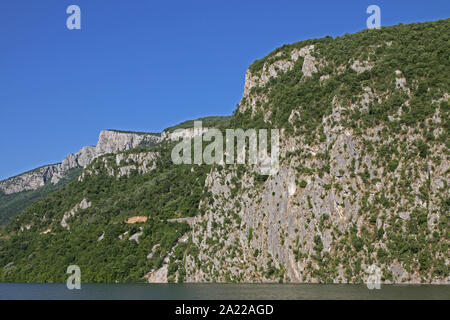 Steilen Felsformationen auf die serbische Bank der Donau, der Grenze zwischen Serbien und Rumänien, Golubinje, Serbien. Stockfoto