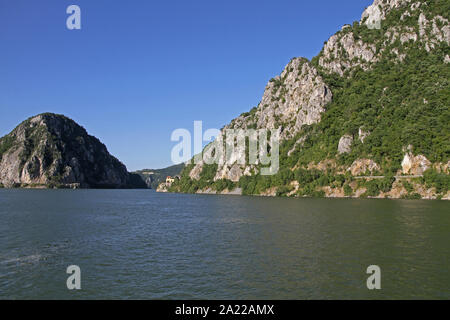 Ansicht des Djerdap Gorge und Eingang zum Eisernen Tor und Der große Kessel auf der Donau, die Grenze zwischen Rumänien und Serbien. Stockfoto