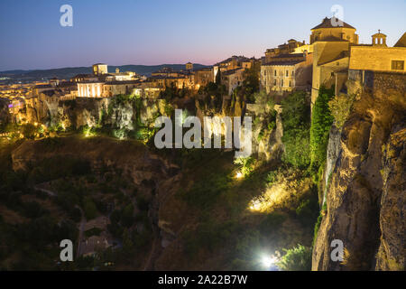 Cuenca, Spanien - 24 August, 2019 - Casas Colgadas (Hängende Häuser) in der Abenddämmerung, UNESCO-Weltkulturerbe. Stockfoto