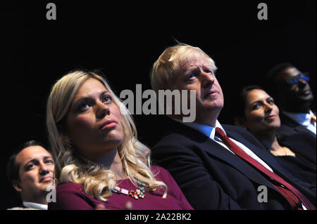 Manchester, Großbritannien. 30. September 2019. (Mitte) Boris Johnson, Premierminister, hört die Hauptredner der Konferenz von Sajid Javid, Kanzler der Finanzminister. Begleitet wird er von Miriam Cates, Abgeordneter, am zweiten Tag der Konservativen Parteikonferenz im Manchester Central Convention Complex. Quelle: Kevin Hayes/Alamy Live News Stockfoto