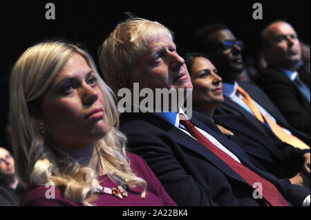 Manchester, Großbritannien. 30. September 2019. (Mitte) Boris Johnson, Premierminister, hört die Hauptredner der Konferenz von Sajid Javid, Kanzler der Finanzminister. Begleitet wird er von Miriam Cates, Abgeordneter, am zweiten Tag der Konservativen Parteikonferenz im Manchester Central Convention Complex. Quelle: Kevin Hayes/Alamy Live News Stockfoto