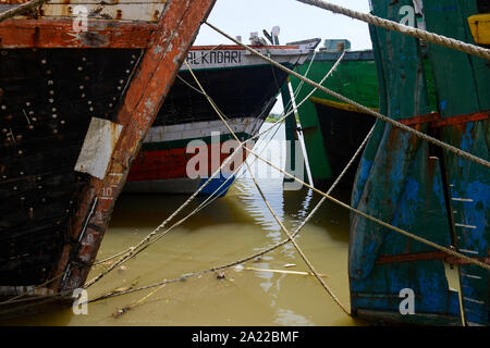 Indien, Karnataka, Mangaluru, ehemaliger Name Mangalore, Holz- cargo Boote im alten Hafen verbunden mit Seilen am Quai Stockfoto