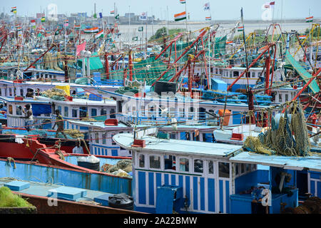 Indien, Karnataka, Mangaluru, ehemaliger Name Mangalore, Fischkutter im Hafen während des Monsun Stockfoto