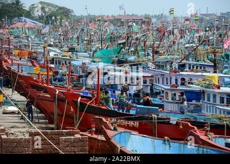 Indien, Karnataka, Mangaluru, ehemaliger Name Mangalore, Fischkutter im Hafen während des Monsun Stockfoto
