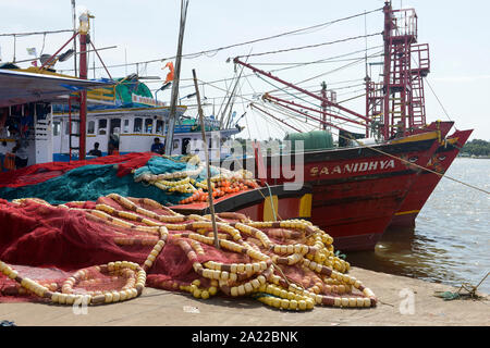 Indien, Karnataka, Mangaluru, ehemaliger Name Mangalore, Fischkutter im Hafen während des Monsuns, Kunststoff angeln Schleppnetze und Seile, sind eine wichtige Quelle für Kunststoff Verschmutzung der Ozeane und gefährlich für Meerestiere Stockfoto