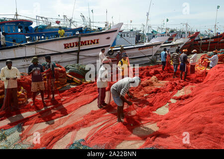 Indien, Karnataka, Mangaluru, ehemaliger Name Mangalore, Fischkutter im Hafen während des Monsuns, Kunststoff angeln Schleppnetze und Seile, sind eine wichtige Quelle für Kunststoff Verschmutzung der Ozeane und gefährlich für Meerestiere Stockfoto