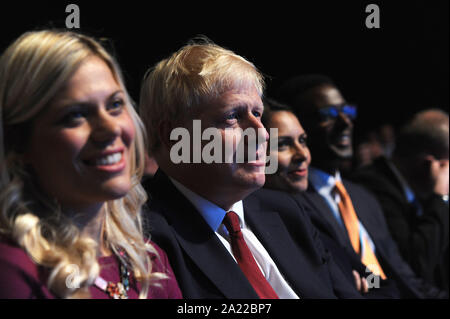 Manchester, Großbritannien. 30. September 2019. (Mitte) Boris Johnson, Premierminister, hört die Hauptredner der Konferenz von Sajid Javid, Kanzler der Finanzminister. Begleitet wird er von Miriam Cates, Abgeordneter, am zweiten Tag der Konservativen Parteikonferenz im Manchester Central Convention Complex. Quelle: Kevin Hayes/Alamy Live News Stockfoto