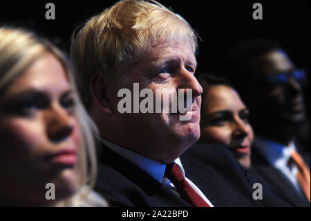 Manchester, Großbritannien. 30. September 2019. (Mitte) Boris Johnson, Premierminister, hört die Hauptredner der Konferenz von Sajid Javid, Kanzler der Finanzminister. Begleitet wird er von Miriam Cates, Abgeordneter, am zweiten Tag der Konservativen Parteikonferenz im Manchester Central Convention Complex. Quelle: Kevin Hayes/Alamy Live News Stockfoto