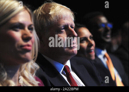 Manchester, Großbritannien. 30. September 2019. (Mitte) Boris Johnson, Premierminister, hört die Hauptredner der Konferenz von Sajid Javid, Kanzler der Finanzminister. Begleitet wird er von Miriam Cates, Abgeordneter, am zweiten Tag der Konservativen Parteikonferenz im Manchester Central Convention Complex. Quelle: Kevin Hayes/Alamy Live News Stockfoto