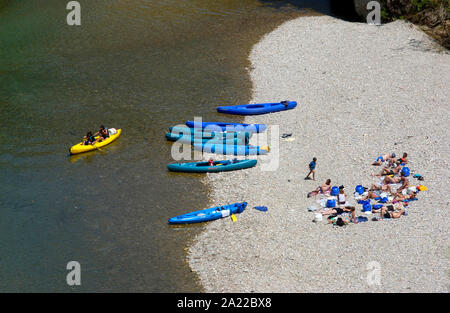 Personen Kajakfahren auf dem Fluss Tarn, Lozère, Royal, Frankreich Stockfoto