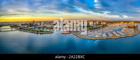 Long Beach City Panoramablick mit dramatischen Sonnenuntergang Stockfoto