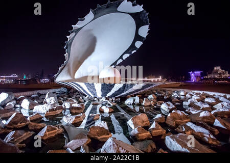 Berühmte denkmal Shell mit Perl ist Wahrzeichen von Doha, Katar. Denkmal von Shell in der Nacht. Stockfoto