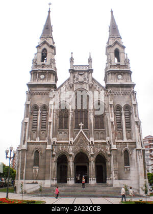 Wundervolle Kathedrale Kirche des Hl. Thomas von Canterbury in Aviles. Juli 8, 2010. Asturien, Spanien, Europa. Reisen Tourismus Street Fotografie Stockfoto