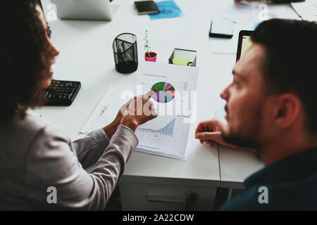 Executive Geschäftsfrau Planung Investitionen business Projekt und Strategie mit ihren männlichen Partner in Sitzung Stockfoto