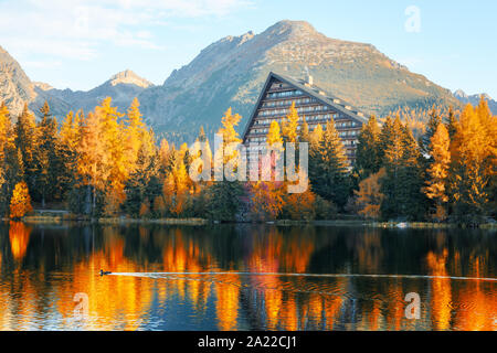 Bergsee Strbske Pleso (strbske See) im Herbst. Hohe Tatra, Slowakei Stockfoto