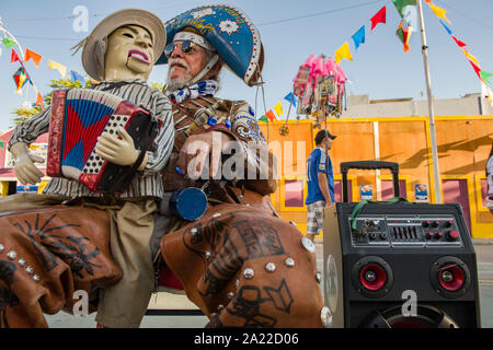 Interpret der Bauchredner und Zuckerwatte Anbieter in der bunten Stadt Stockfoto