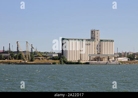 Anzeigen von Severin Cargill Getreidesilos und Laderampe an der rumänischen Bank der Danbe Fluss, Ansicht von Kladovo, Serbien, die Grenze zwischen Rumänien und Serbien, Rumänien. Stockfoto