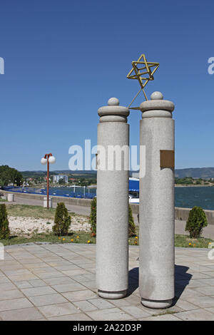 2005 Das jüdische Denkmal, in dem kleinen serbischen Hafenstadt Kladovo, an die 1200 jüdischen Flüchtlingen, die sich hier im Jahr 1939 landete aber später in den Lagern der deutschen Besatzungstruppen ums Leben gewidmet. Stockfoto