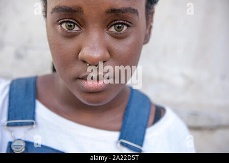 Afro-brasilianischen Mädchen mit grünen Augen tragen Jumpsuit Stockfoto