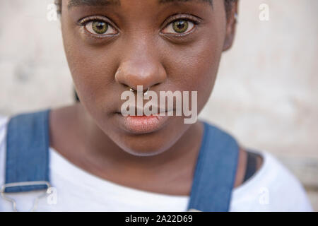 Afro-brasilianischen Mädchen mit grünen Augen Stockfoto