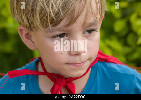 Cute little boy tragen Superheld Kostüm während der brasilianische Karneval Stockfoto