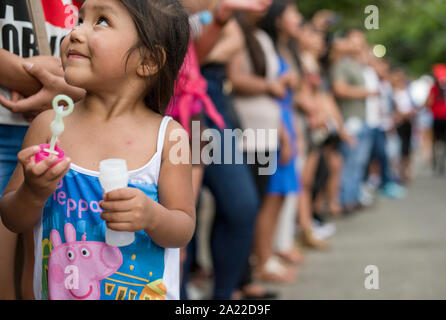 Cute Immigrant wenig Bolivianischen Mädchen an Kantuta Street Market Stockfoto