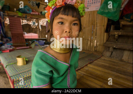 Schöne junge Mädchen aus longneck Karen Dorf Stockfoto