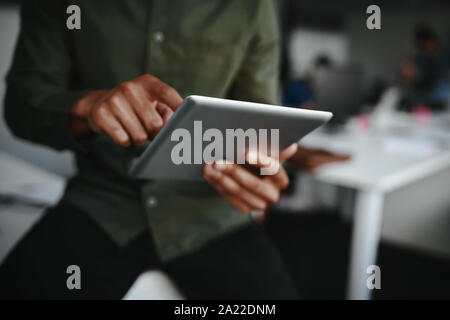 Nahaufnahme der Geschäftsmann die Finger berühren Bildschirm eines digitalen Tablet im Büro Stockfoto