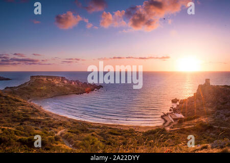 Blick auf die Bucht von Ghajn Tuffieha in malta bei Sonnenuntergang Stockfoto