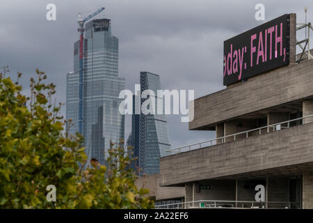 London, Großbritannien. 30. Sep 2019. Ein grauer Tag und Gewitterwolken schweben über die Büros der Stadt London. Credit: Guy Bell/Alamy leben Nachrichten Stockfoto