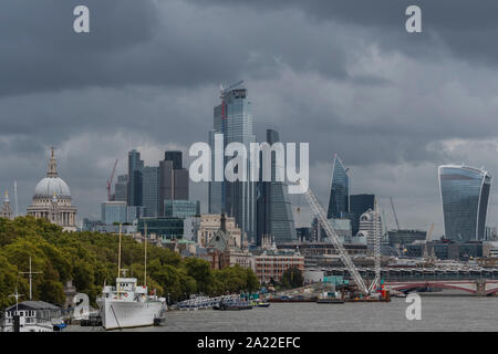 London, Großbritannien. 30. Sep 2019. Ein grauer Tag und Gewitterwolken schweben über die Büros der Stadt London. Credit: Guy Bell/Alamy leben Nachrichten Stockfoto