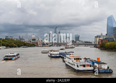 London, Großbritannien. 30. Sep 2019. Ein grauer Tag und Gewitterwolken schweben über die Büros der Stadt London. Credit: Guy Bell/Alamy leben Nachrichten Stockfoto