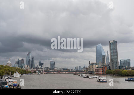 London, Großbritannien. 30. Sep 2019. Ein grauer Tag und Gewitterwolken schweben über die Büros der Stadt London. Credit: Guy Bell/Alamy leben Nachrichten Stockfoto