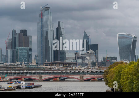 London, Großbritannien. 30. Sep 2019. Ein grauer Tag und Gewitterwolken schweben über die Büros der Stadt London. Credit: Guy Bell/Alamy leben Nachrichten Stockfoto