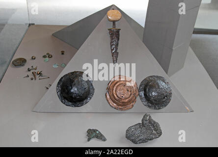 Sammlung von metallischen Schmuck aus Glas Gehäuse Display, Nationalen Archäologischen Museum Djerdap, Kladovo, Serbien. Stockfoto